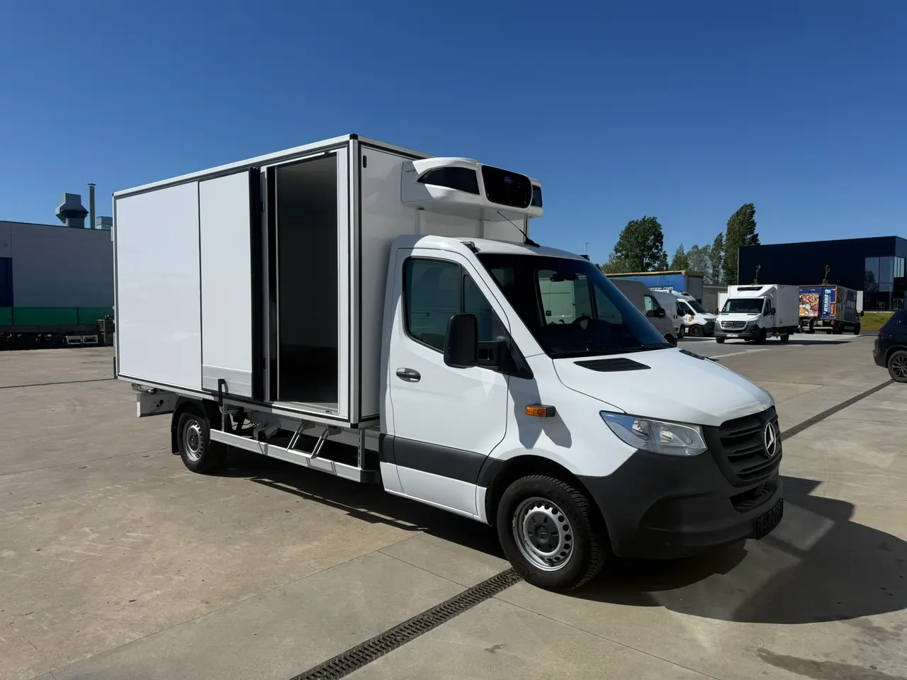 Mercedes-Benz Sprinter met koelbak en dakunit, zijdeur open, op ons terrein